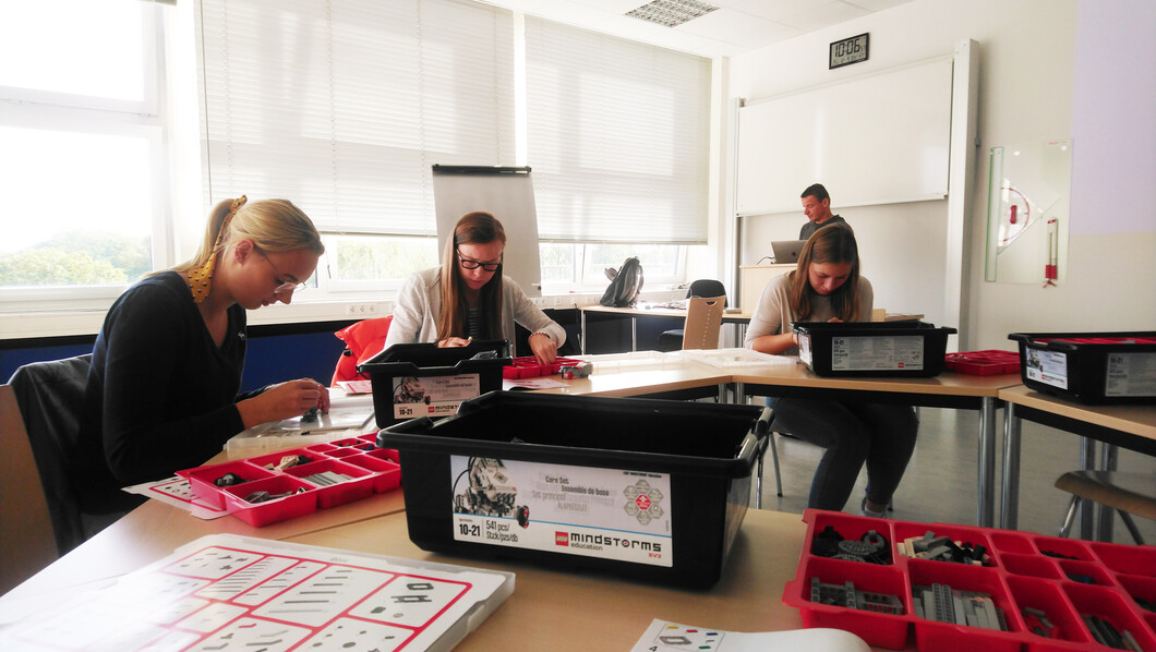 ... Lernen mit Lego Mindstorm bei Andreas Baumgart im Fachbereich MIT ... Foto: V. Sasse ... Lernen mit Lego Mindstorm bei Andreas Baumgart im Fachbereich MIT ... Foto: V. Sasse