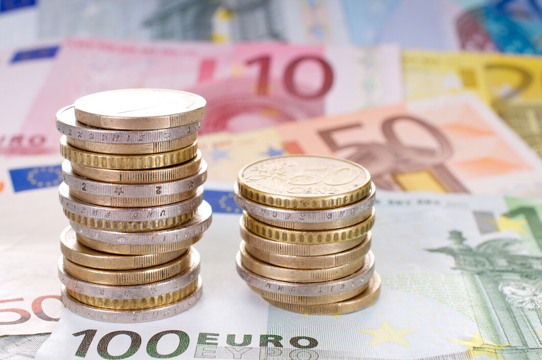 Euromünzen und Euroscheine Euro Münzen gestapelt