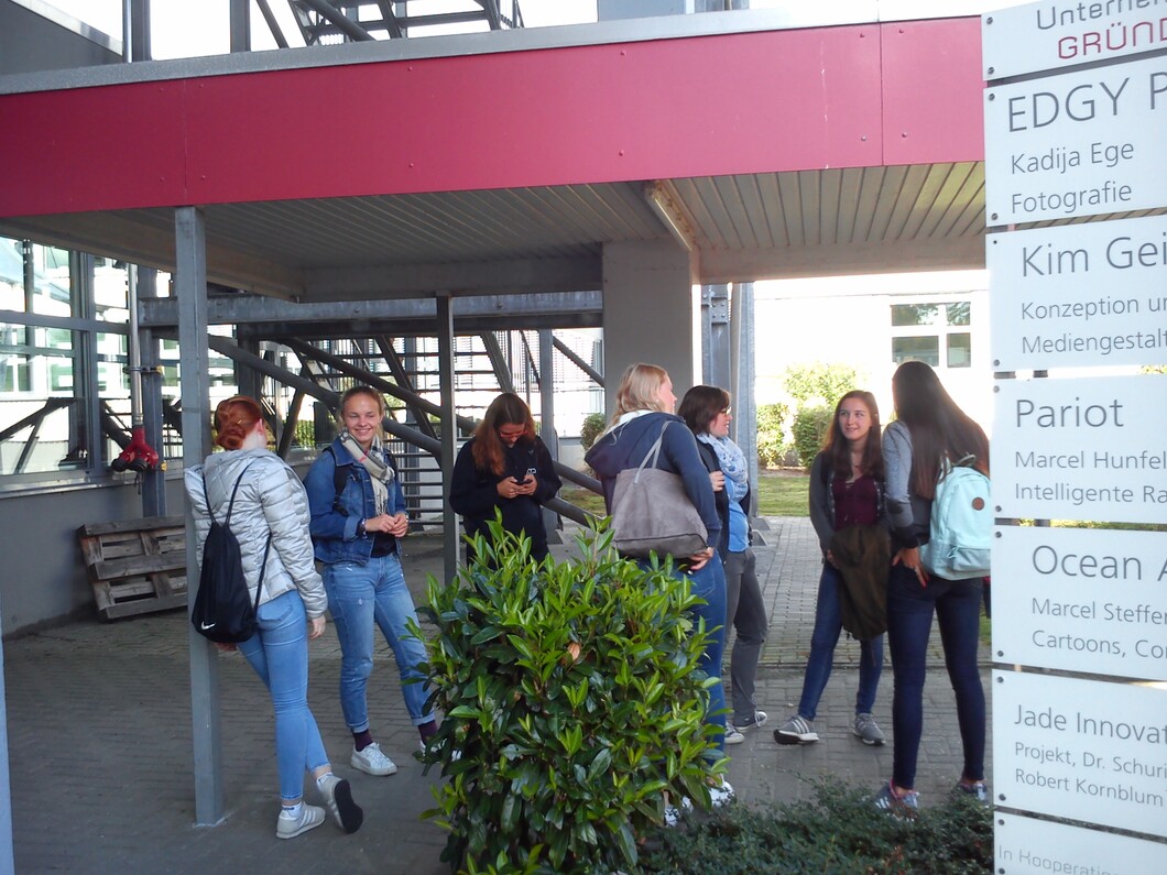 Technikantinnen vor dem Termin in der Gründerbox in Wilhelmshaven Technikantinnen vor dem Termin in der Gründerbox in Wilhelmshaven