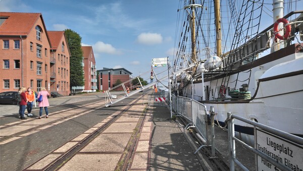 ... Am Fachbereich Seefahrt und Logistik mit Dörthe Perbandt am Segelschulschiff Großherzogin Elisabeth ... Foto: V. Sasse ... Am Fachbereich Seefahrt und Logistik mit Dörthe Perbandt am Segelschulschiff Großherzogin Elisabeth ... Foto: V. Sasse