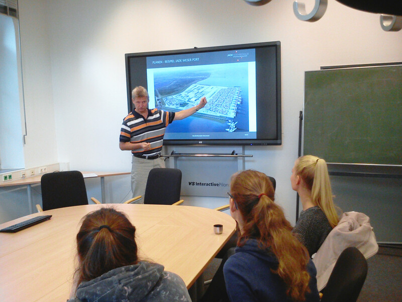 Technikantinnen bei der Vorstellung des Fachbereichs Bauwesen mit Prof. Rau am Studienort Oldenburg (Foto: V. Sasse) Technikantinnen bei der Vorstellung des Fachbereichs Bauwesen mit Prof. Rau am Studienort Oldenburg (Foto: V. Sasse)
