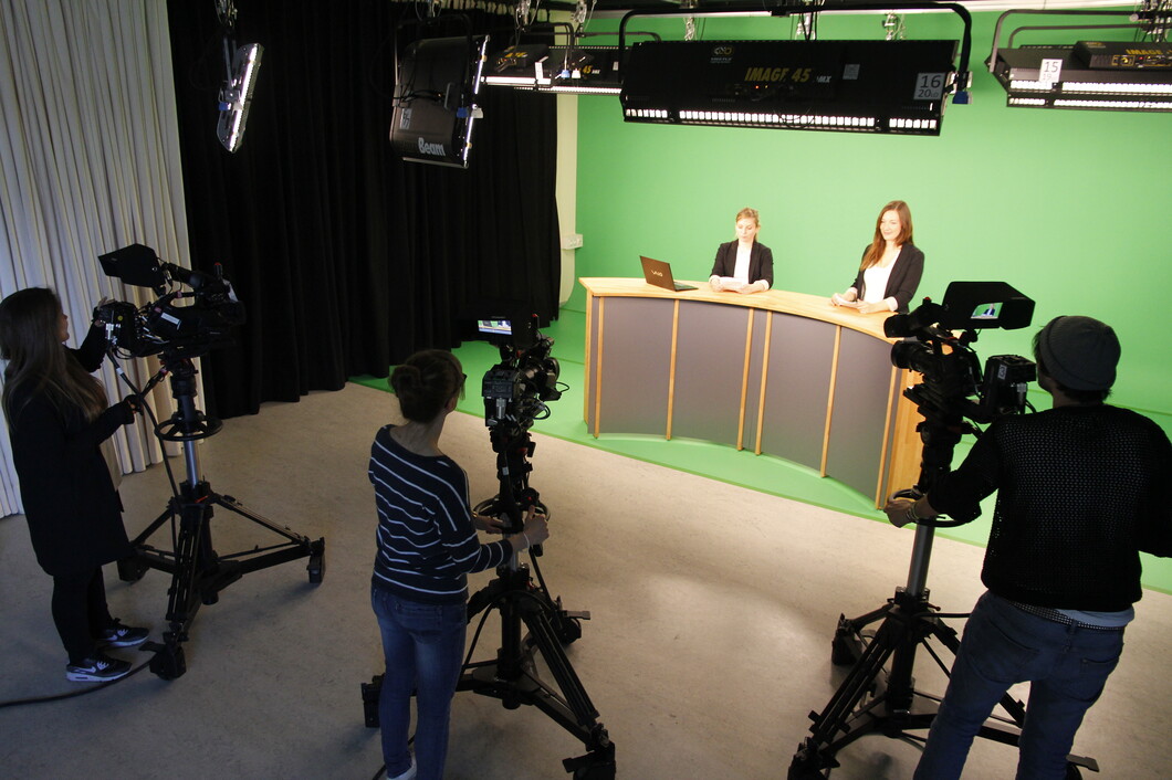 Überblick in das Fernsehstudio, in dem die Studierenden eine Sendung produzieren Überblick in das Fernsehstudio, in dem die Studierenden eine Sendung produzieren