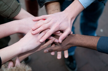 Gruppe von verschiedenen Händen im Kreis Foto: Gruppe von verschiedenen Händen im Kreis
