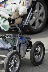 Günter Havlena / pixelio.de Kinderwagen auf Parkplatz