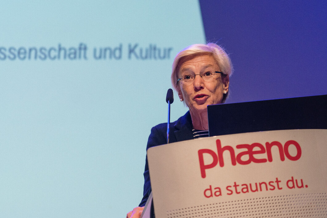 ... Staatssekretärin Dr. Sabine Johannsen bei der Startveranstaltung in Wolfsburg ... Foto: Thomas Damm © Niedersachsen-Technikum ... Staatssekretärin Dr. Sabine Johannsen bei der Startveranstaltung in Wolfsburg ... Foto: Thomas Damm © Niedersachsen-Technikum