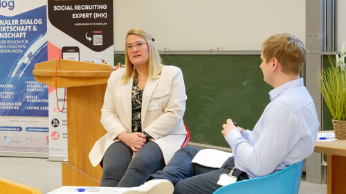 Carina Kämena, Müller's Wurstdiele, im Interview mit Malte Schmidt, berichtet über ihren Social Media Erfolg bei der Personalgewinnung (Foto: Jan Jesko Mantey, Universität Oldenburg) Carina Kämena, Müller's Wurstdiele, im Interview mit Malte Schmidt, berichtet über ihren Social Media Erfolg bei der Personalgewinnung (Foto: Jan Jesko Mantey, Universität Oldenburg)