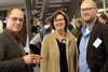 Professorin mit zwei ehemaligen Studenten