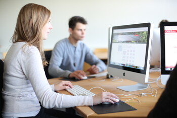 Mac-Arbeitsplätze, an denen Studierende arbeiten Mac-Arbeitsplätze, an denen Studierende arbeiten
