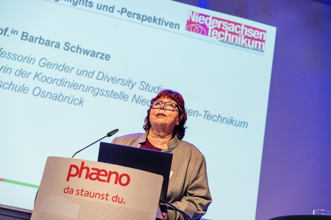 ... Prof. Barbara Schwarze, Leiterin der Zentralen Koordinierungsstelle Niedersachsen-Technikum, in Wolfsburg ... Foto: Thomas Damm © Niedersachsen-Technikum ... Prof. Barbara Schwarze, Leiterin der Zentralen Koordinierungsstelle Niedersachsen-Technikum, in Wolfsburg ... Foto: Thomas Damm © Niedersachsen-Technikum