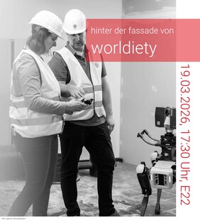 Zwei Menschen stehen mit Bauhelm und Weste auf einer Baustelle und halten ein Tablet in der Hand. Vor ihnen steht ein Roboterhund.