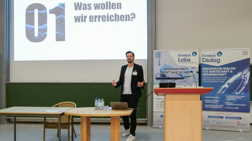 Christian Hinze von Dock26 erklärt den Zusammenhang von Corporate Identity und KI-Anwendungen (Foto: Jan Jesko Mantey, Universität Oldenburg) Christian Hinze von Dock26 erklärt den Zusammenhang von Corporate Identity und KI-Anwendungen (Foto: Jan Jesko Mantey, Universität Oldenburg)