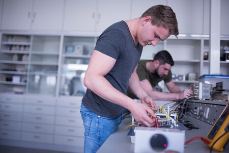 Zwei Studenten bauen einen Laborversuch auf Zwei Studenten bauen einen Laborversuch auf