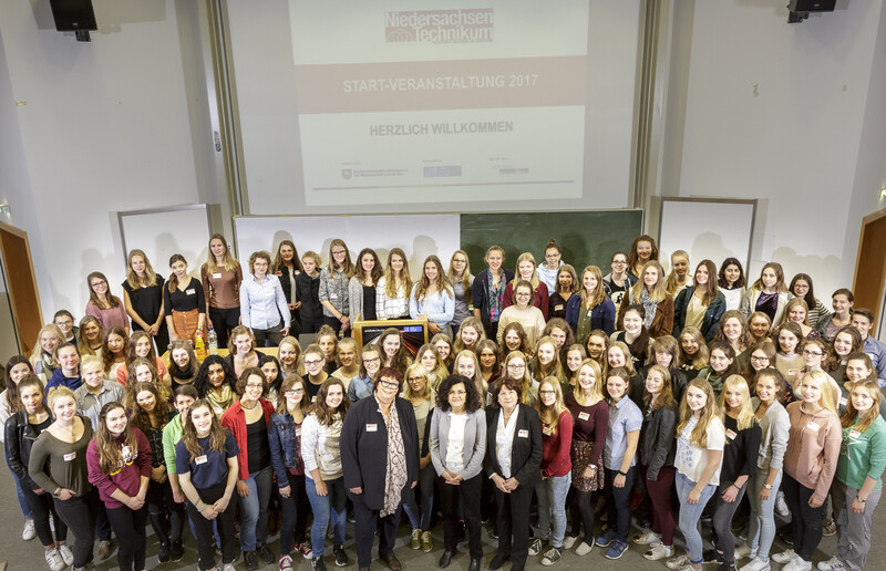 Technikantinnen der Jade Hochschule bei der Startveranstaltung am 8. September 2017 in Hannover mit Ministerin Dr. Gabriele Heinen-Kljajic (© Niedersachsen-Technikum) Technikantinnen der Jade Hochschule bei der Startveranstaltung am 8. September 2017 in Hannover mit Ministerin Dr. Gabriele Heinen-Kljajic (© Niedersachsen-Technikum)