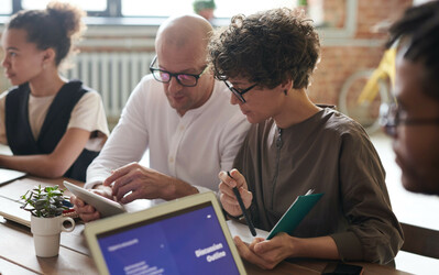 The Leadership Framework promotes a participative leadership style based on democratic principles which encourages employees to actively participate in all aspects of university life and consolidate our common vision. (Foto: pexels) The Leadership Framework promotes a participative leadership style based on democratic principles which encourages employees to actively participate in all aspects of university life and consolidate our common vision. (Foto: pexels)