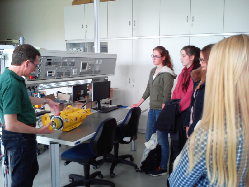 Technikantinnen bei der Vorstellung der Studienrichtung Meerestechnik im Fachbereich Ingenieurwissenschaften am Studienort Wilhelmshaven mit Uwe Barnet (Foto: V. Sasse) Technikantinnen bei der Vorstellung der Studienrichtung Meerestechnik im Fachbereich Ingenieurwissenschaften am Studienort Wilhelmshaven mit Uwe Barnet (Foto: V. Sasse)