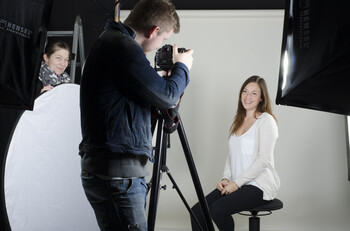 Studierende machen Fotoaufnahmen im Fotostudio Studierende machen Fotoaufnahmen im Fotostudio