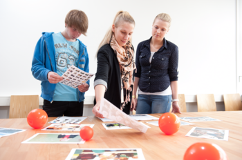 Studierende treffen eine gemeinsame Fotoauswahl Studierende treffen eine gemeinsame Fotoauswahl