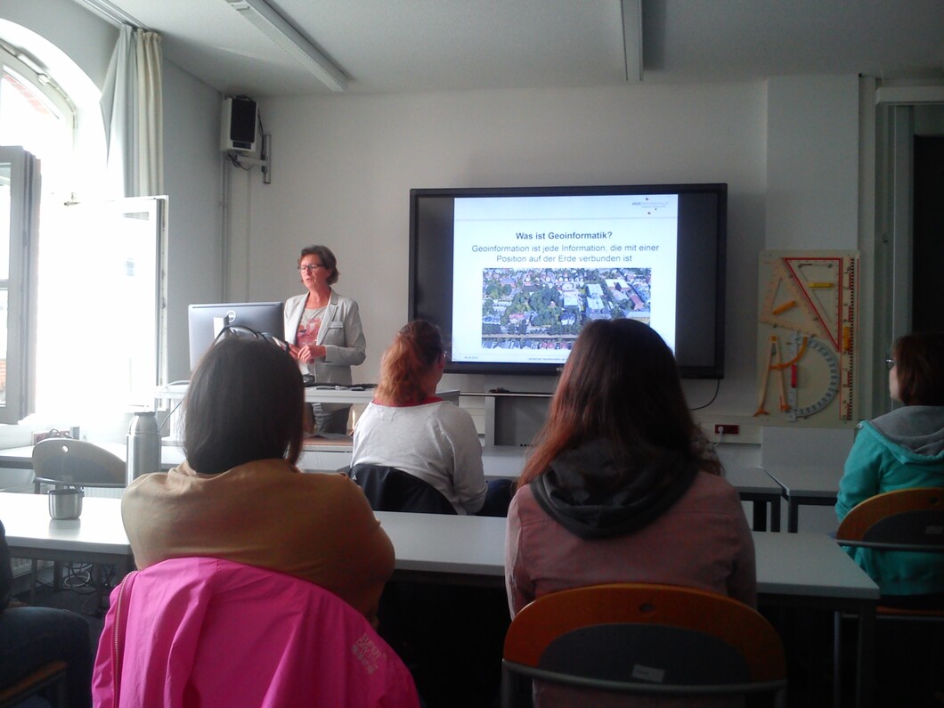 Technikantinnen bei Prof. Jaquemotte zum Thema Geoinformation Technikantinnen bei Prof. Jaquemotte zum Thema Geoinformation