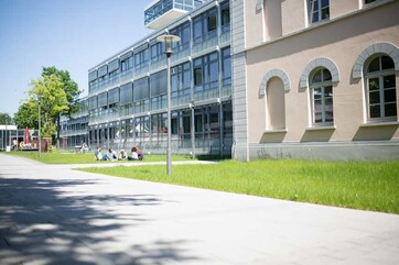 Gebäude Jade Hochschule in Oldenburg Hauptgebäude vom Fahrradständer