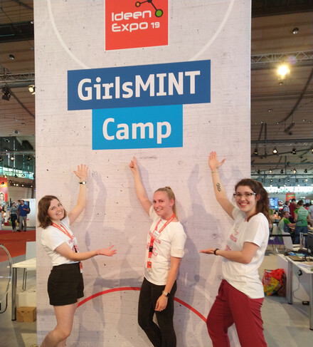 Technikantinnen auf der Ideen Expo 2019 in Hannover: Greta Husmann, Elena Ernstorfer (Jade Hochschule) und Laura Brinkmann (Foto: HS Osnabrück) Technikantinnen auf der Ideen Expo 2019 in Hannover: Greta Husmann, Elena Ernstorfer (Jade Hochschule) und Laura Brinkmann (Foto: HS Osnabrück)