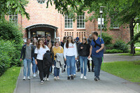 Gruppe von Schülern werden über den Campus geführt.