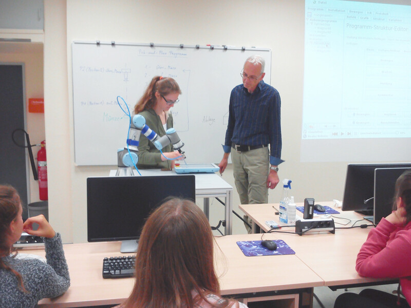 Technikantinnen bei der Vorstellung von Industrierobotern im Fachbereich MIT am Studienort Wilhelmshaven mit Reinhold Wallach (Foto: V. Sasse) Technikantinnen bei der Vorstellung von Industrierobotern im Fachbereich MIT am Studienort Wilhelmshaven mit Reinhold Wallach (Foto: V. Sasse)