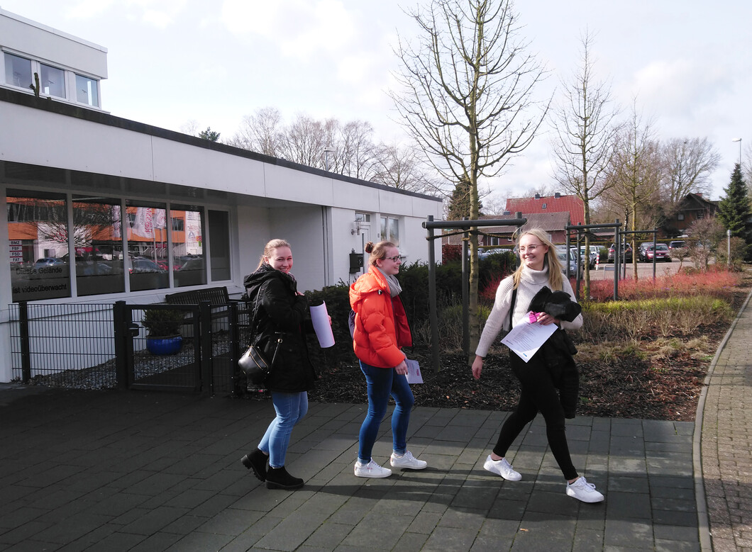 ... Geschafft! Nach dem Unternehmensbesuch bei CEWE Color am 28.02.2020 ist das Niedersachsen-Technikum abgeschlossen. Nun geht es ins Studium! ... Foto: V. Sasse ... Geschafft! Nach dem Unternehmensbesuch bei CEWE Color am 28.02.2020 ist das Niedersachsen-Technikum abgeschlossen. Nun geht es ins Studium! ... Foto: V. Sasse