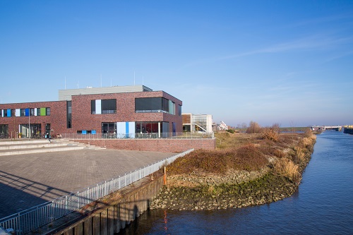 Bib Elsfleth Außenansicht der Bibliothek Elsfleth von der Hunte aus