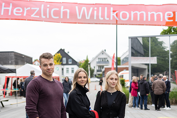 Studierende auf dem Campus der Jade Hochschule in Oldenburg