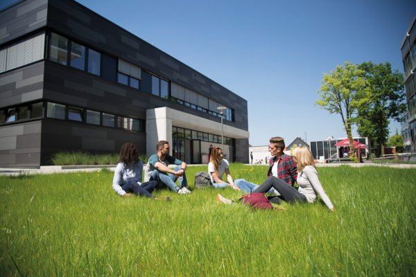 Studierende sitzen auf dem Campus der Jade HS Oldenburg Studierende sitzen auf dem Campus der Jade HS Oldenburg