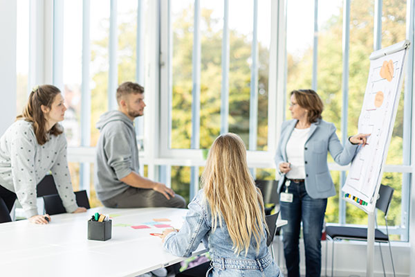 Extrakurse der Studienberatung Gruppe Studierender an einem Tisch