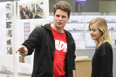 Jade Lotse zeigt Besucherin die Hochschule Jade Lotse zeigt Besucherin die Hochschule