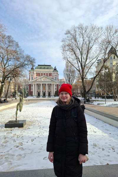 Lorena vor dem verschneiten Nationaltheater