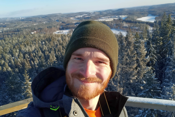 Wolfgang auf einer Aussichtsplattform über einem verschneiten Wald