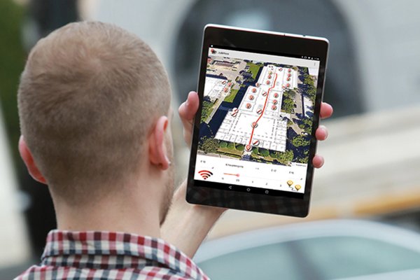 Geoinformatik Symbolbild Geoinformatik: Student mit Indoor-Navigations-App auf Tablet