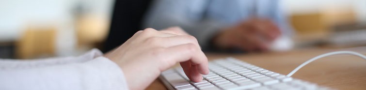 Hand auf Tastatur Hand auf Tastatur