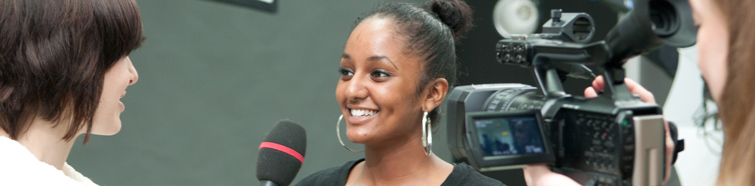 Fernsehinterview zwischen drei Studentinnen Fernsehinterview zwischen drei Studentinnen